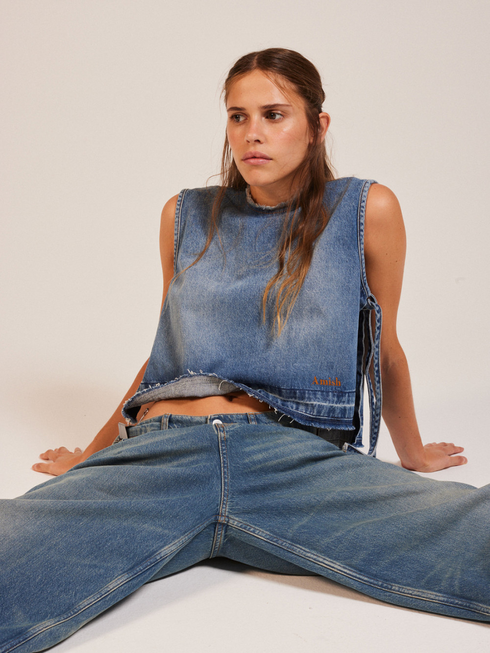 AMISH: TOP IN MID STONE DENIM